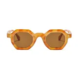 Lentes de sol unisex con montura hexagonal de plástico reciclado en tonos marrones y naranjas, y cristales marrones con filtro UV 400.