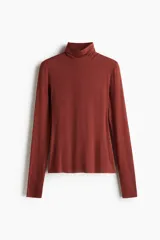 Polera de manga larga en punto de viscosa suave con cuello alto, de color marrón.