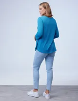 Blusa azul de tejido piqué, marca Ruby Rd. Tiene cuello redondo, escote en V y aplique metálico dorado.