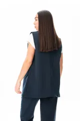 Chaleco azul con corte entallado, sin mangas y terminaciones prolijas.