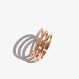 Anillo triple color oro rosa de acero con cristales incrustados de circonita cúbica.