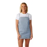 Vestido corto de denim azul claro, estilo pichi con tirantes finos y escote cuadrado, de corte recto y ajuste holgado.