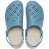 Zuecos Crocs modelo InMotion LiteRide Clog, de color gris en la parte superior perforada con tira trasera pivotante y suela gruesa de plataforma en color blanco con detalles negros.