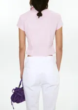 Camisa slim color rosado, de manga corta, con cuello camisero y cierre delantero con botones ocultos.