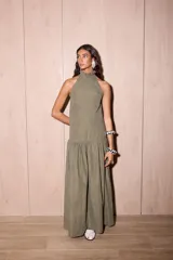 Vestido largo negro de crepe texturado con escote halter, cuello alto con volados y diseño holgado.