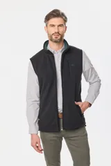 Chaleco de abrigo confeccionado en tejido polar, con cierre frontal completo, cuello alto y bolsillo vertical en el pecho con logo bordado en contraste.