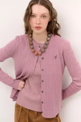Cardigan de punto con diseño de ochos, color rosado, con escote redondo y cierre frontal de botones.