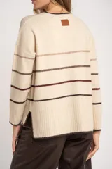 Sweater de punto con diseño de rayas horizontales en tonos neutros, cuello redondo, manga larga y puños acanalados.
