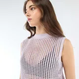 Top sin mangas de tejido de crochet con diseño de red, cuello redondo y corte recto.