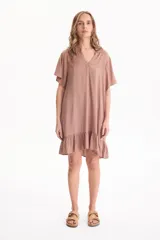 Vestido corto negro de viscosa, con escote en V, mangas cortas y volado en el ruedo.