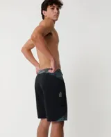 Short de baño con estampado de camuflaje en tonos verde y negro, de secado rápido y diseño cómodo ideal para surf.