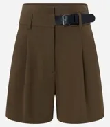 Short de sastrería negro, corte recto, con cintura alta, trabillas, pliegues frontales y detalle de medio cinturón con hebilla lateral.
