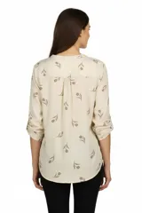 Blusa blanca de viscosa con cuello en V, manga larga y bolsillo frontal en el pecho.