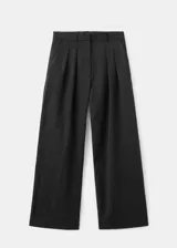 Pantalón de corte recto y tiro medio con detalle de pinzas, bolsillos laterales y cierre oculto.