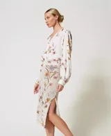 Falda midi de punto calado con estampa floral, corte entallado y elástico en la cintura.