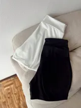 Short negro y blanco de tela suave y lycrada, ideal para usar debajo de prendas transparentes.