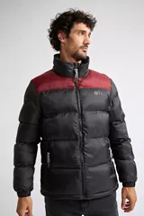 Campera puffer de nylon para hombre, con diseño bicolor en negro y bordó en la parte superior. Presenta cuello alto, cierre frontal completo, bolsillos laterales con cierre y puños elásticos.