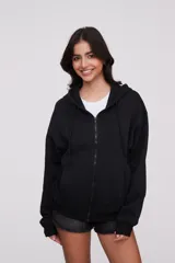 Campera canguro de algodón color negro, con capucha, cierre frontal completo y bolsillos delanteros tipo ojal. Diseño de mangas largas y calce holgado.