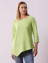 Blusa verde manzana en tejido acanalado, marca Ruby Rd. Largo de mangas ¾ con abertura y botones. Terminación de ruedo asimétrico.