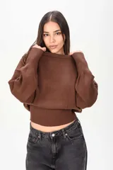 Sweater marrón de tejido de punto con cuello bote, mangas largas abullonadas y puños y cintura ajustados en rib.