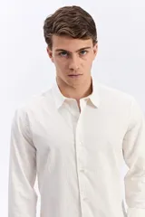Camisa de manga larga color gris oscuro, confeccionada en tejido liviano con textura sutil, cuello tradicional y cierre frontal de botones.