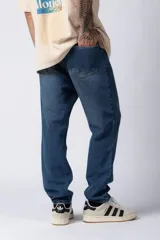 Jean de corte mom fit en color gris lavado, confeccionado en denim resistente, con diseño de tiro medio y ajuste holgado en las piernas.