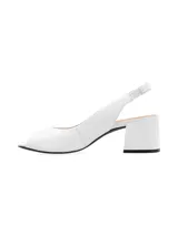 Sandalia tipo slingback color blanco, con taco cuadrado medio y diseño peep-toe.