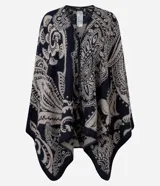 Poncho mediano con abertura delantera, confeccionado en tejido de punto con estampa de arabescos en tonos azul marino y beige.