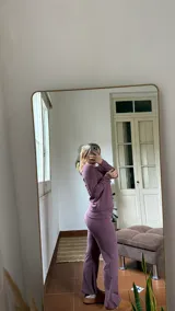 Conjunto de dos piezas compuesto por una remera de manga larga y un pantalón de corte recto, confeccionado en tejido de punto acanalado suave. El pantalón cuenta con cintura alta ajustable.