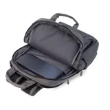 Mochila capitoneada color gris oscuro, con asa superior y correas regulables. Cuenta con doble cierre principal, bolsillo frontal con apertura vertical y bolsillo trasero pequeño. Incluye espacio para laptop de 15 pulgadas y correas ocultables.