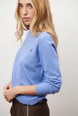 Sweater de punto color marrón, con cuello redondo y manga larga.