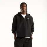 Campera New Balance Trackside de color negro, con capucha, cierre frontal completo y bolsillos laterales. Cuenta con el logo de la marca estampado en el pecho y detalles de líneas blancas en los laterales.