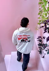 Canguro beige de algodón con capucha y cordones ajustables. Estampado en el pecho con la bandera de Mónaco y el texto "Monaco 1988".