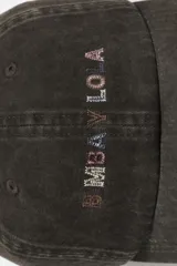 Gorro de visera estilo dad hat, color marrón oscuro o negro lavado, con bordado frontal multicolor que parece decir "BMBAYLO".