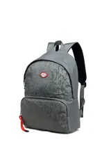 Mochila gris con estampado de letras en relieve, bolsillo frontal con cierre y tirador de cordón rojo. Tiene un parche con el logo de la marca en forma de labios rojos.