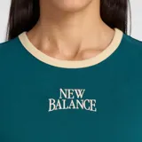 Remera de algodón color verde petróleo, con corte ajustado, cuello redondo y mangas cortas con ribetes en color crema. Presenta un gráfico bordado con el logo de la marca en el centro del pecho.