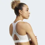 Top deportivo blanco de soporte ligero con espalda racer-back y cuello redondo. Presenta el logo grande de Adidas en negro en el frente.