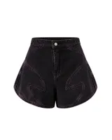 Short de tiro alto confeccionado en denim negro con lavado rosa humo y desgaste irregular. Presenta una silueta corta y levemente evasé con pierna amplia, ruedo curvo, recortes delanteros y pespuntes visibles.