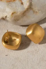 Aros cuadrados dorados de acero quirúrgico con recubrimiento PVD.