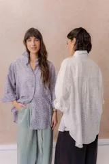 Jean de calce amplio y relajado, color celeste, con pierna extra ancha y caída fluida. Cuenta con tiro alto, pinzas delanteras, lazo ajustable en la cintura, bolsillos laterales y bolsillos traseros.