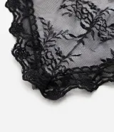 Pañuelo triangular de encaje negro con textura floral y transparencia, con tiras para anudar.