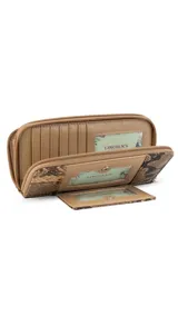 Billetera larga de diseño rectangular en tono beige, confeccionada en símil cuero con textura combinada. Cuenta con doble compartimento principal con cierre, solapa frontal con broche a presión, visor para documentos y tarjetero extraíble. Incluye monedero interno y múltiples espacios para billetes y tarjetas.