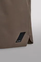 Pantalón corto deportivo color marrón oliva, confeccionado en tejido técnico ligero y elástico, con forro interior. Presenta cintura elástica ajustable con cordón, bolsillos frontales, bolsillo de seguridad trasero con cierre y aberturas laterales en el bajo.