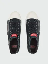 Zapatillas de caña alta Diesel modelo S-D-Verse, confeccionadas en lona negra con bordes deshilachados. Presentan puntera de goma blanca, suela con diseño geométrico en contraste y etiqueta roja con logo en la lengüeta.