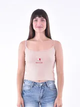Musculosa beige de punto acanalado, con tirantes finos y estampado frontal de una flor roja y la frase "JOLIE FLEUR".
