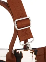 Cartera tipo tote bag de cuerpo soft en color blanco, con detalles y asas en cuerina negra. Cuenta con correa larga ajustable y manijas cortas.