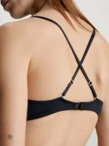 Sujetador balconette negro con copas moldeadas con ligero relleno y recubrimiento de encaje. Cuenta con tirantes ajustables que se pueden usar cruzados en la espalda, aro y cierre de gancho en la parte trasera.