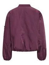 Campera bomber oversize color mauve wine, con cuello estilo baseball, cierre frontal con cremallera, bolsillo lateral y un bolsillo con cierre en la manga. Confeccionada en tejido plano con forro de poliéster.