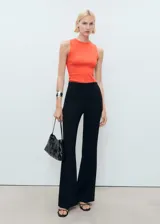 Top de punto fino color naranja, sin mangas, con cuello redondo y tirantes anchos, de diseño entallado.