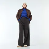 Chaqueta marrón con estampado animal print negro, cuello clásico y cierre con botones.